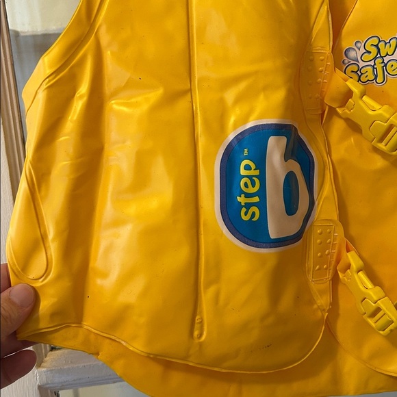 Yellow Swim Safety Vest, inflatable, simplify travel and storage, age 3-6 - Picture 4 of 6